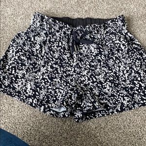 Lululemon On The Fly Size 4 shorts